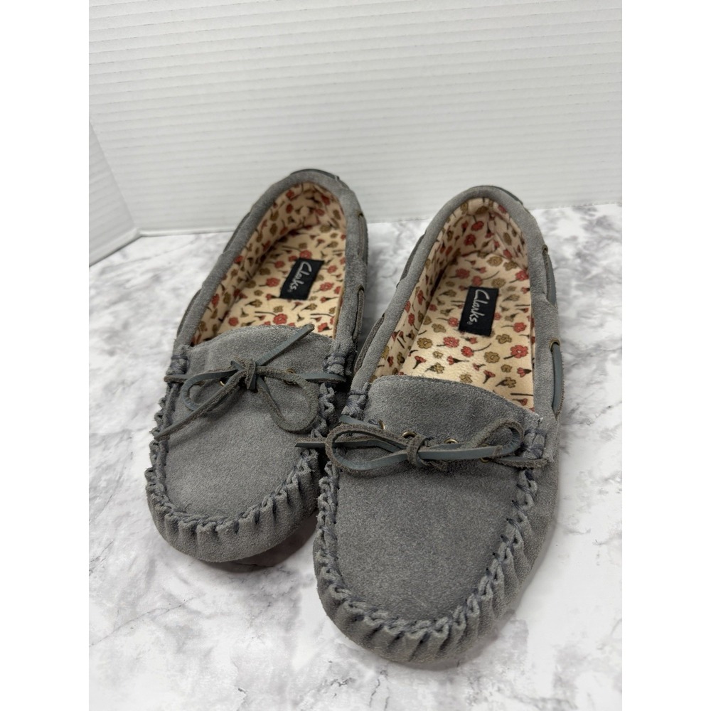 Clarks Womens Size 9M Gray Suede Leather Upper Fleece Lined Moccasin Slipper.